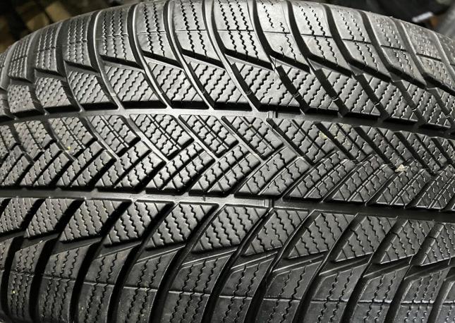 Bridgestone Blizzak LM-001 235/50 R19