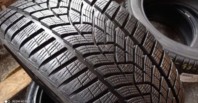 Goodyear UltraGrip 215/45 R17