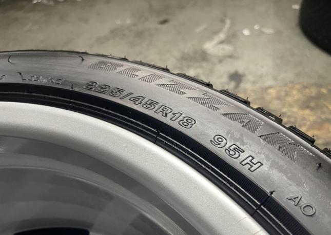 Bridgestone Blizzak LM-32 225/45 R18 H