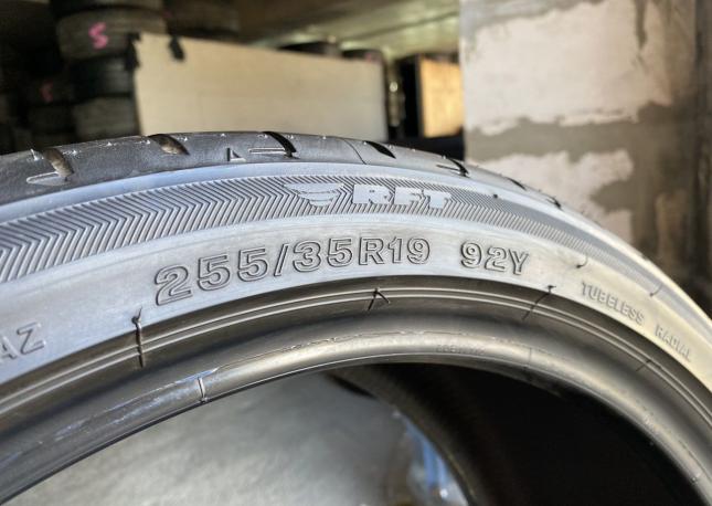 Bridgestone Potenza S001 225/40 R19 и 255/35 R19