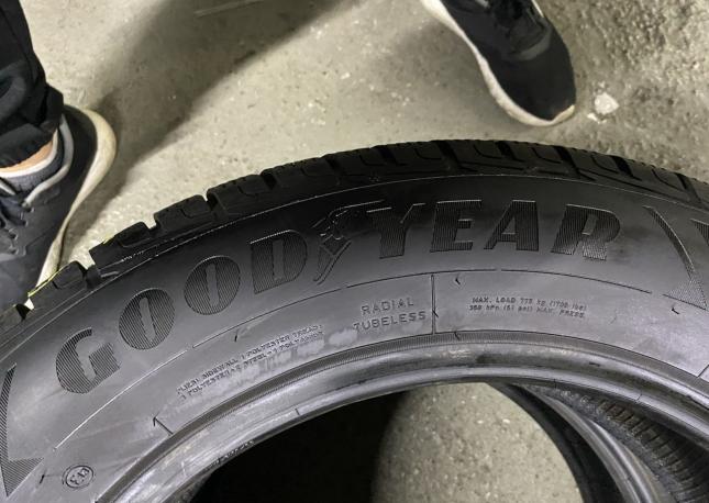 Goodyear UltraGrip Performance Gen-1 215/65 R17 99V