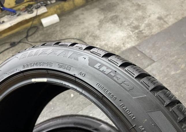 Bridgestone Blizzak LM-32 225/45 R18