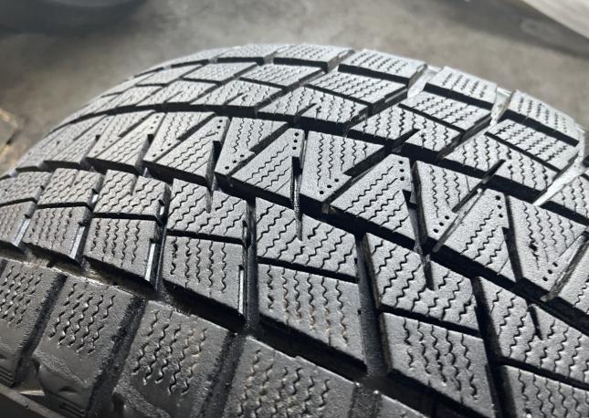 Bridgestone Blizzak DM-V1 275/40 R20 106R