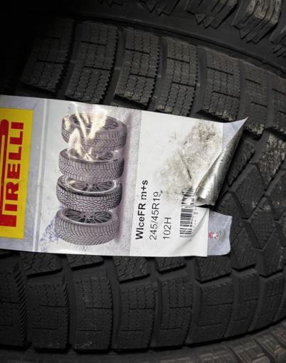 Pirelli Ice Zero FR 245/45 R19