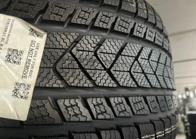 Pirelli Scorpion Winter RFT 275/40 R21 и 315/35 R21 V