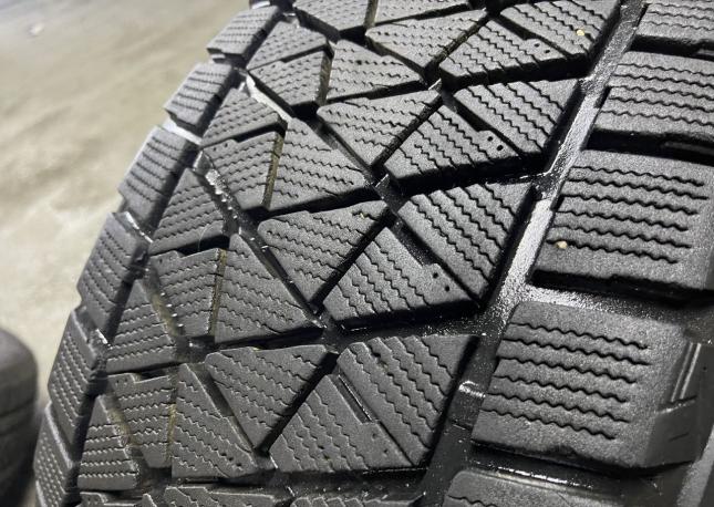 Bridgestone Blizzak DM-V2 275/45 R20 110T