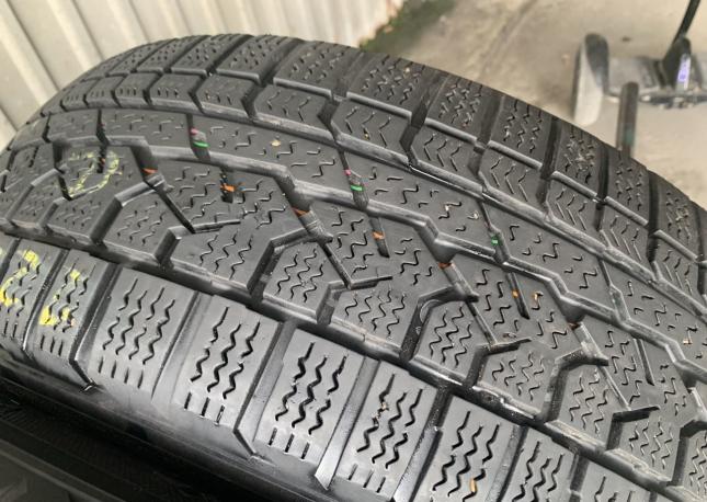 Kumho I&#39;Zen RV Asymmetric 225/60 R17