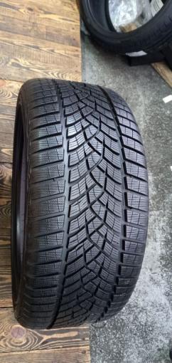 Goodyear UltraGrip Performance 255/40 R19 100V