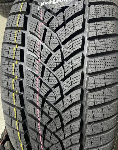 Goodyear UltraGrip Performance+ 255/45 R20 105V