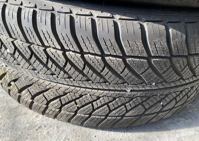 Goodyear UltraGrip 8 Performance 245/45 R18