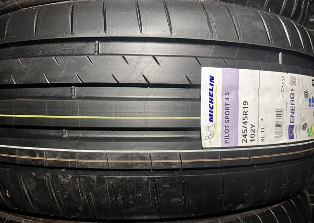 Michelin Pilot Sport 4 S Acoustic 275/40 R19 и 245/45 R19