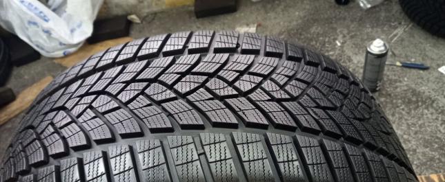 Goodyear UltraGrip Performance 255/40 R19 100V