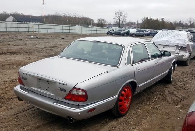 В разборе Jaguar XJ 2002год