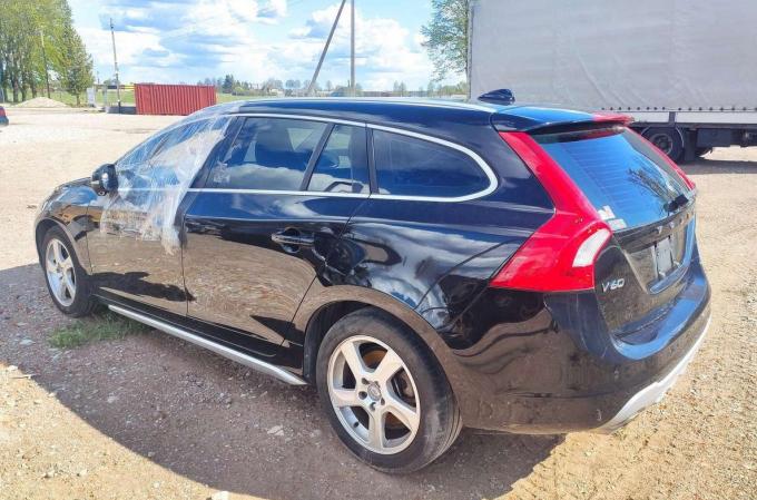 Volvo V60 2011 г по запчастям