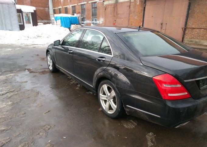 В разборе Mercedes W221 S400 Hybrid 2010