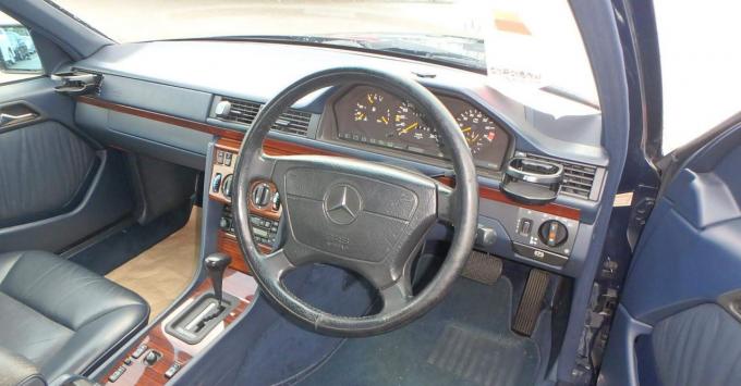 В разбор Mercedes W124 E280 из Японии