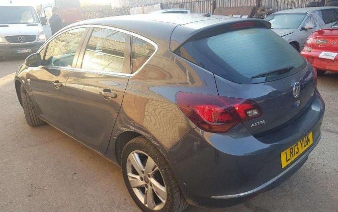 Opel Astra J 2013 г на запчасти