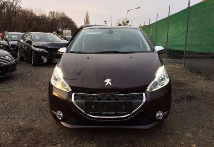 Peugeot 208 2012 г, на запчасти