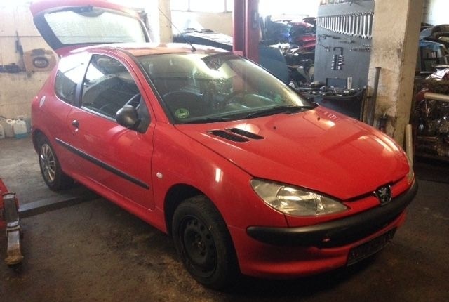 Автомобиль в разборе: Peugeot 206