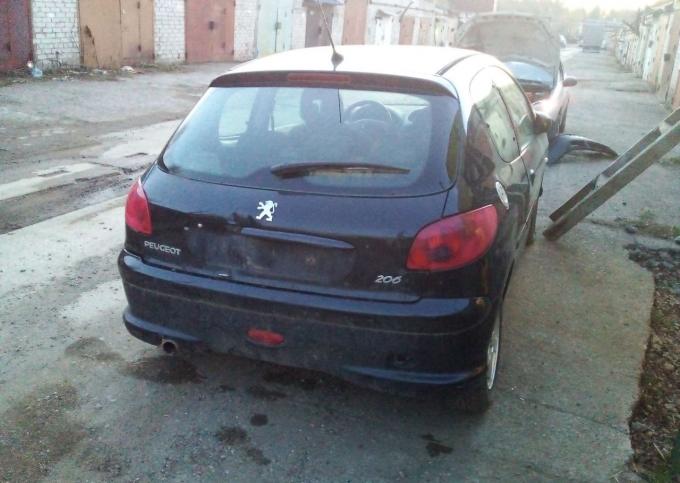 В разборе Peugeot 206/Пежо 206 хэтчбек