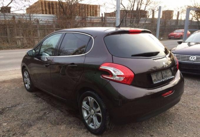 Peugeot 208 2012 г, на запчасти