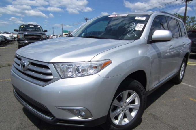 Продам Toyota Highlander 2012 года на запчасти