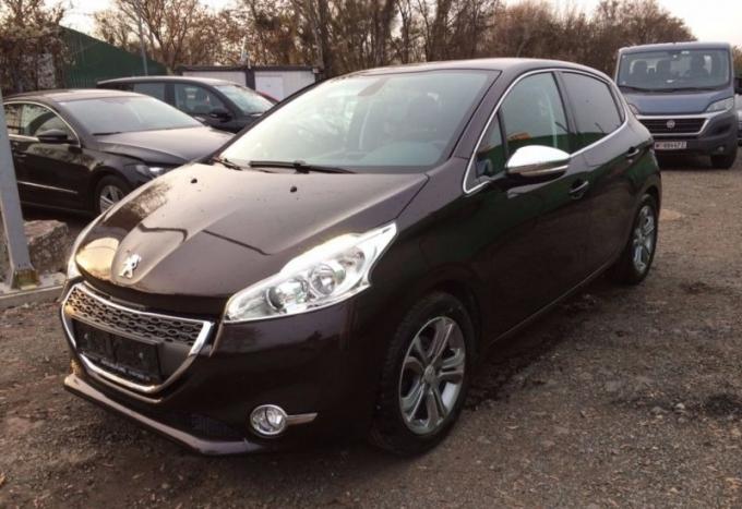 Peugeot 208 2012 г, на запчасти