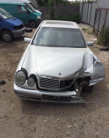 Продам по запчастям мерседес W210 230E