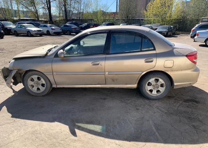 В разборе Kia Rio 2005 г