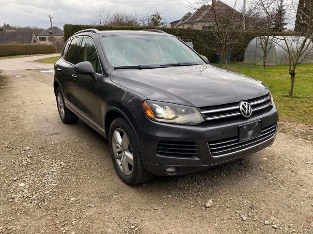 Volkswagen Touareg 2012 г на запчасти