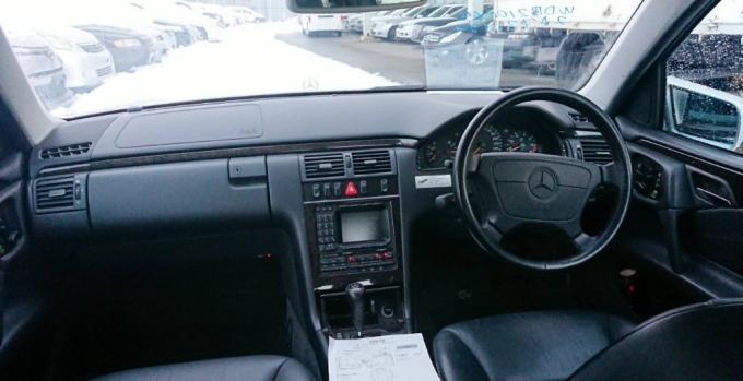 В разбор из Японии Mercedes E-Class W210 M112.941