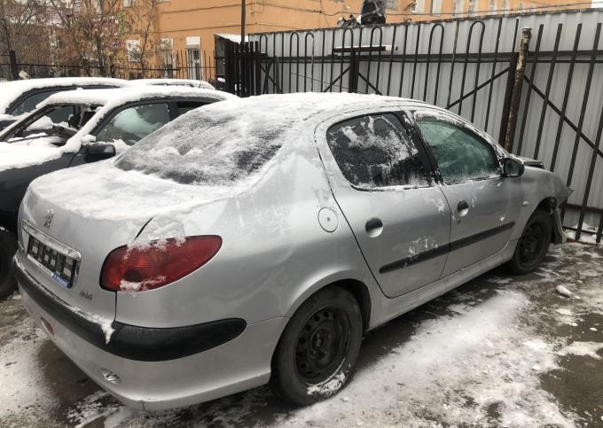 Peugeot 206. 1,4. МКПП