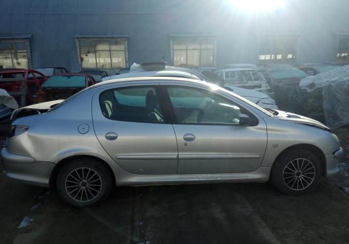 Peugeot 206 (автомобиль в разборе)