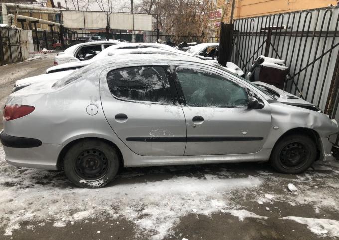 Peugeot 206. 1,4. МКПП