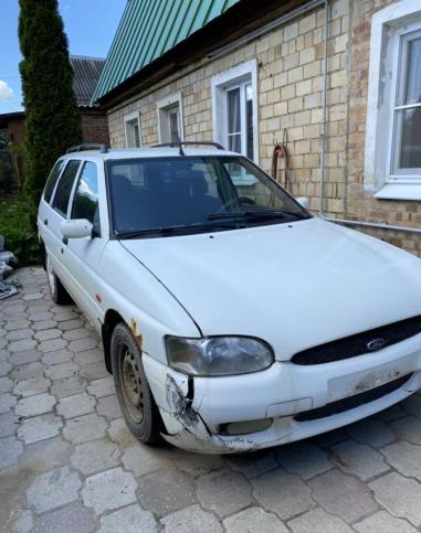 Ford Escort 2000г на запчасти