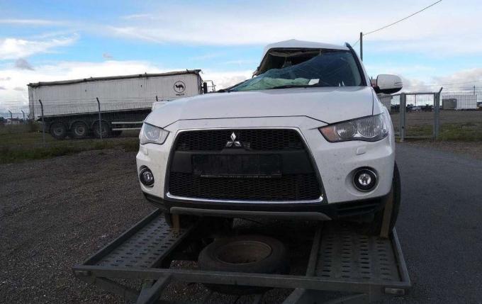 Mitsubishi Outlander 2.4 2011 г на запчасти