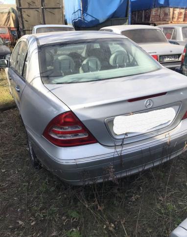 Автомобиль на запчасти Mercedes C-class W203 2001