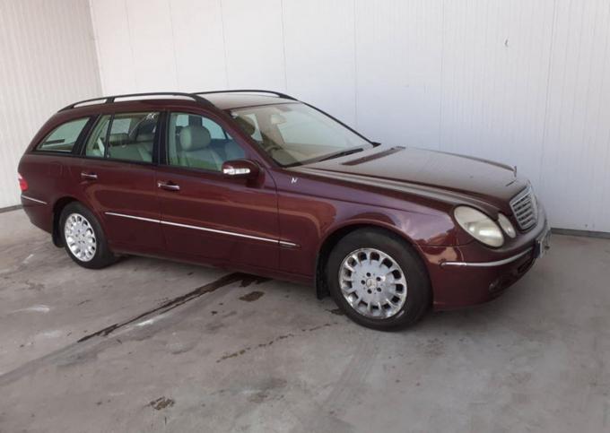 В разборе Mercedes E W211 2005 год