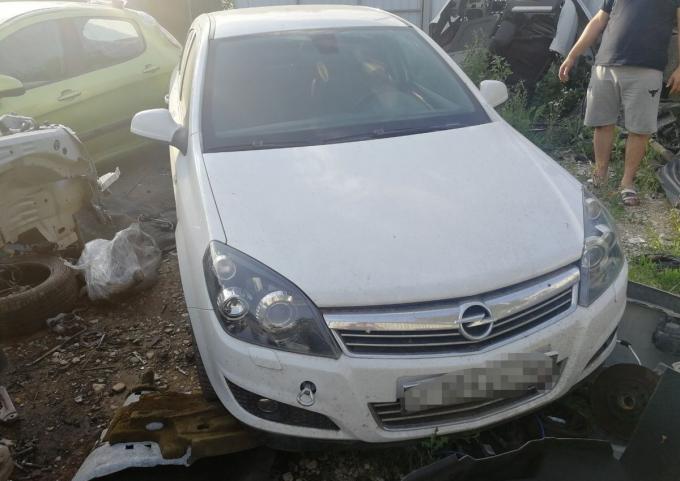 Opel astra h седан z16xer белый 2011