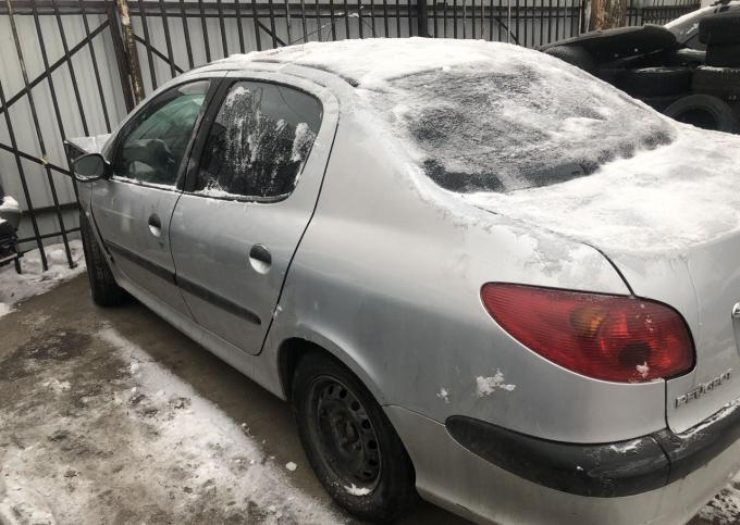 Peugeot 206. 1,4. МКПП