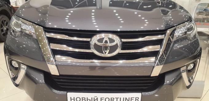 Накладка решетки радиатора Toyota Fortuner 2016-21 53125-0K120