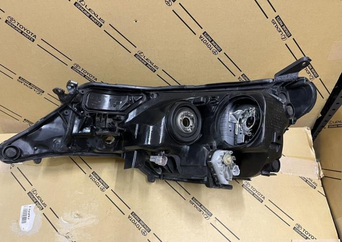 Фара Правая ксеноновая Toyota RAV 4 2012-2015 81145-42571