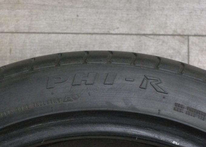 Accelera PHI-R 235/45 R19 99Y