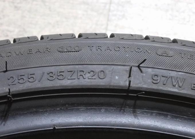 Royal Black Royal Performance 255/35 R20 97W