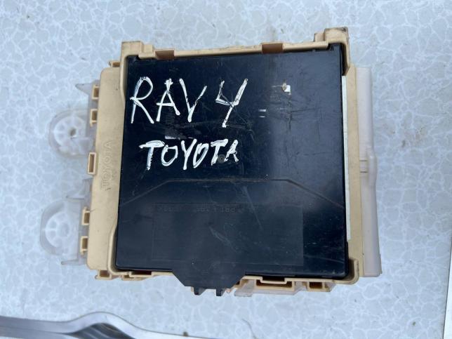 Блок предохранителей Toyota RAV 4 63583372