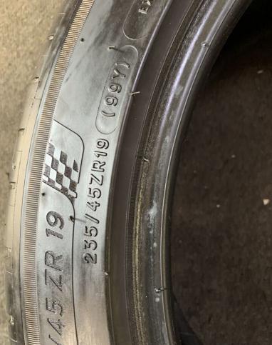 Michelin Pilot Sport 4 235/45 R19