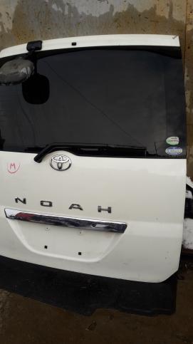 Дверь багажника Toyota Noah AZR60