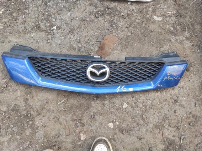 Решетка радиатора Mazda Demio DW3W D34250712