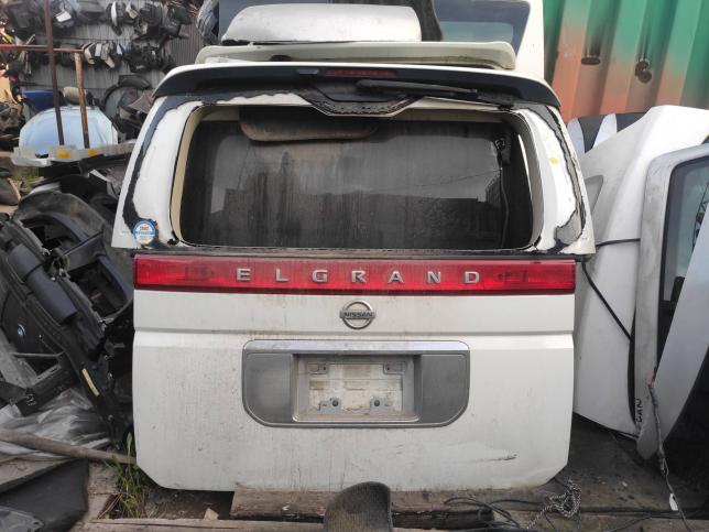 Дверь багажника Nissan Elgrand E51