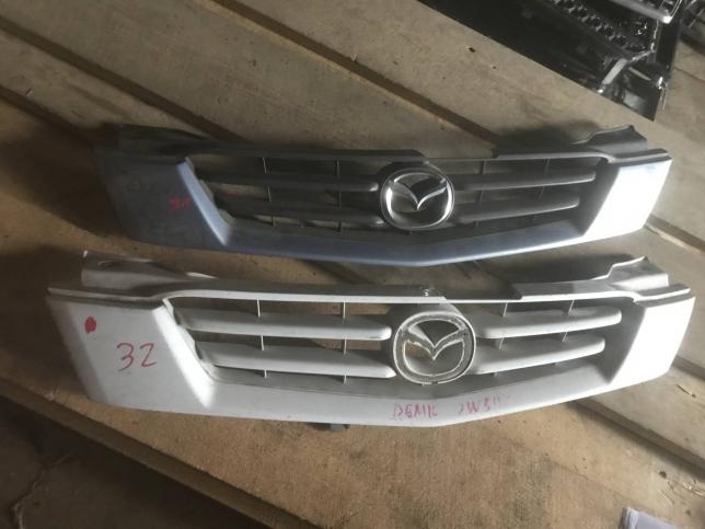 Решетка радиатора Mazda Demio DW3W  D26750712